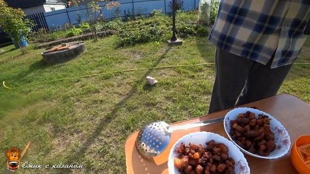 Грудинка с молодым картофелем в казане на костре