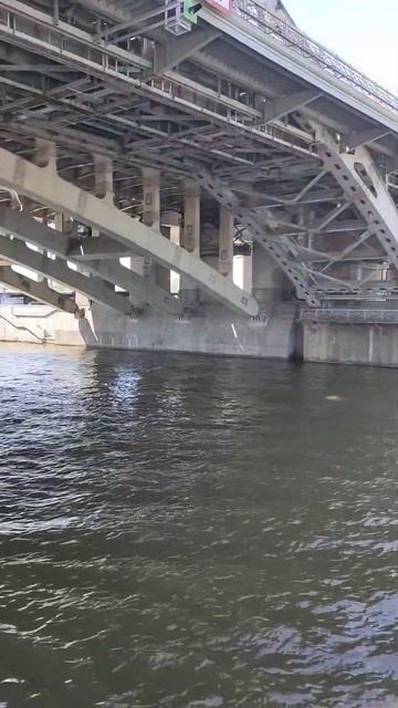 Андреевский мост в Москве. Взгляд с воды. / Andreevsky Bridge in Moscow. A look from the water. смотреть онлайн