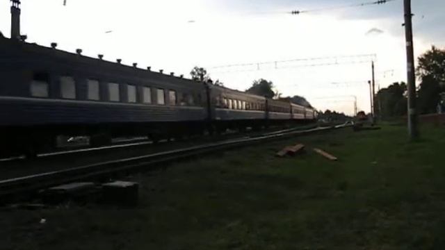Тепловоз ТЭП60-0450 с пассажирским поездом МИНСК - ФЕОДОСИЯ на станции Минск-Южный 13.07.2008г смотреть онлайн