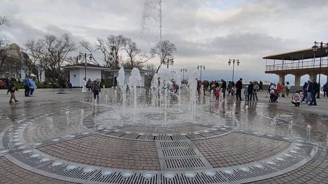 Фонтан н НАБЕРЕЖНОЙ ТЕРЕШКОВОЙ, в ЕВПАТОРИИ, так называемый сухой фонтан! смотреть онлайн