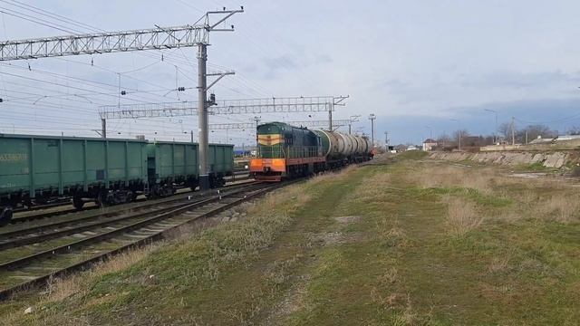 УТРЕННИЙ ДВИЖ НА СТАНЦИИ ЕВПАТОРИЯ-ТОВАРНАЯ В ПЕРВЫЙ ДЕНЬ ФЕВРАЛЯ! (ЭП2Д, ЧМЭ3) [КЖД 2021] смотреть онлайн