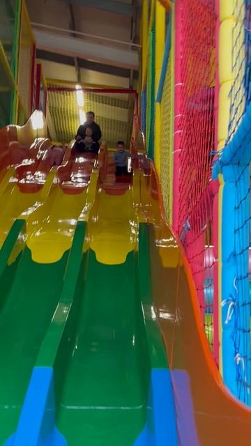 Володя катится с большой горки, в игровой Family Park в ТЦ «Юбилейный» г. Хабаровск, Володе 3,8 года смотреть онлайн