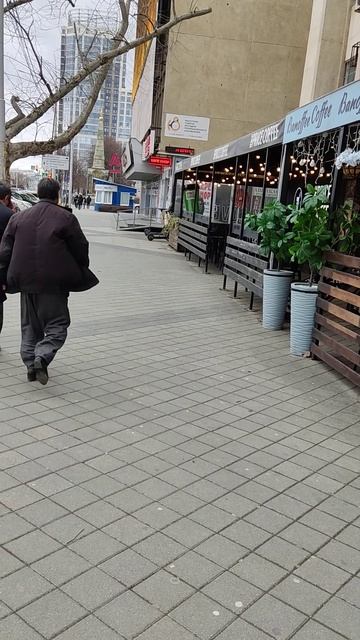 А мы на Красной. Купили билеты в Санкт-Петербург, собираемся выпить кофе. смотреть онлайн