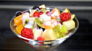 Фруктовый салат с йогуртом. Простой диетический десерт