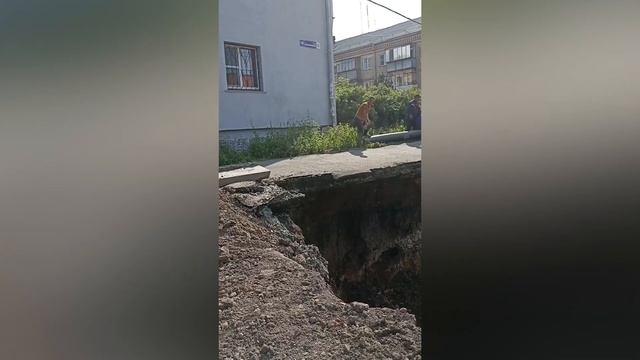 Канализация смыла тротуар прямо из-под ног! смотреть онлайн