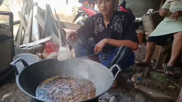 Membuat Minyak Goreng Tradisional..