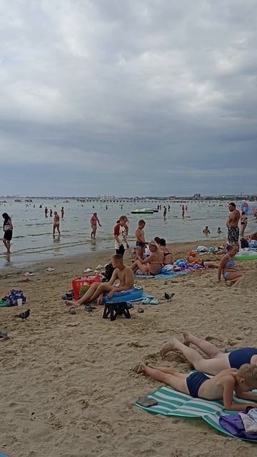 Анапа. Центральный пляж. Погода испортилась. Краснодарский край. Отдых 13 августа 2024 г. смотреть онлайн