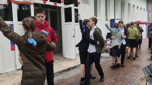 Участники "Майского вальса Победы" продемонстрировали танец у стен Центральной городской библиотеки смотреть онлайн