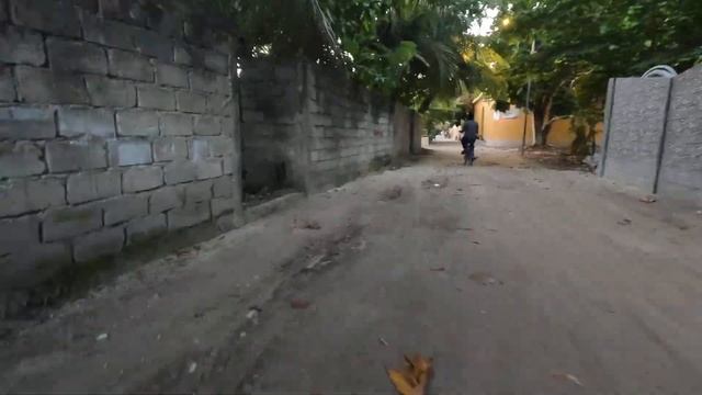 Остров Ukulhas. Прогулка от гестхауса "Coral Villa Ukulhas" до пляжа на косе. смотреть онлайн