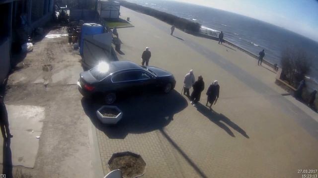 В Зеленоградске мужчина на BMW выехал на променад, чтобы удивить девушку смотреть онлайн