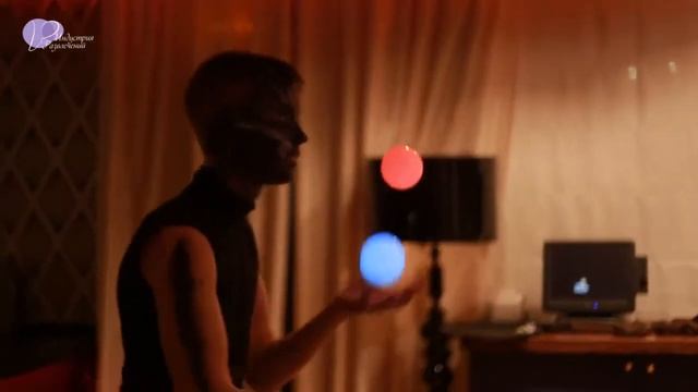 Жонглер Хэллоуин в Posh Cafe смотреть онлайн