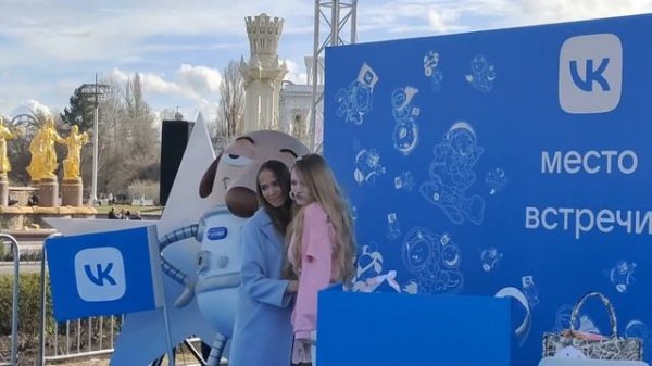 Даша Дошик (DO$HIK) - встреча с блогером и автограф-сессия на ВДНХ