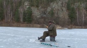 Рыбалка по последнему льду