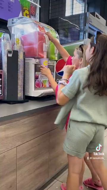 Зйомка контенту для магазину Lama Kids Market