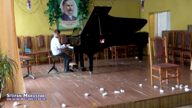 Гра на піаніно, виріації, виступ на концерті смотреть онлайн