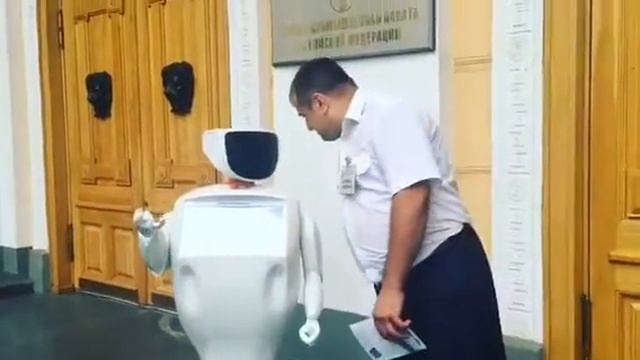 В торгово-промышленной палате РФ робот пообщался с охранником. смотреть онлайн