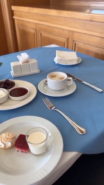 Завтрак во Франции называется «petit dejeuner». «Dejeuner» - «поститься», de-jeuner - прервать пост смотреть онлайн