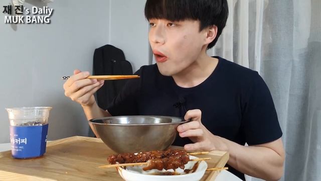 리얼먹방★퇴근후 혼밥 골뱅이비빔면 먹방 ft.닭꼬치ㅣSpicy bibimmyeon ㅣASMR MUKBANGㅣREAL SOUND ㅣKorea eating show ㅣ Еда шоу смотреть онлайн