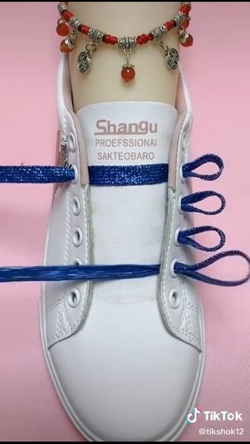 Завязывать шнур красовки