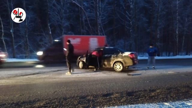 Автобус смял подорожник и уехал в лес смотреть онлайн