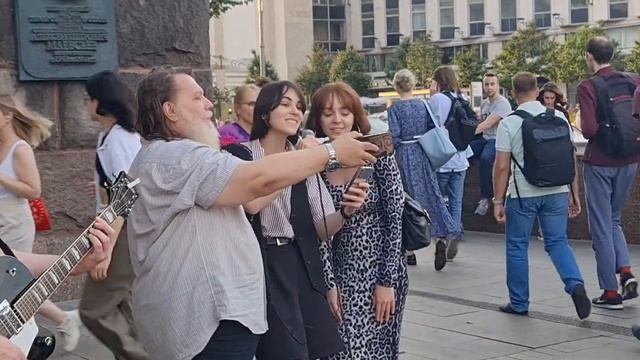 Живой женский вокал на улице смотреть онлайн