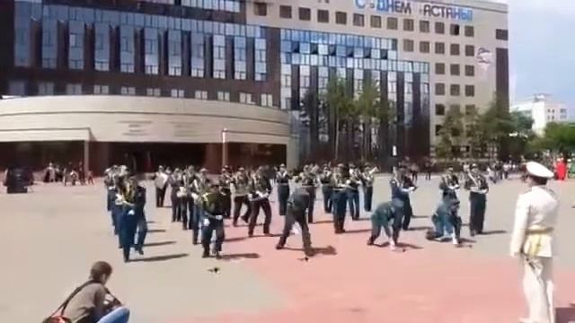 ОРКЕСТР МИНИСТЕРСТВА ОБОРОНЫ КАЗАХСТАНА ИСПОЛНИЛ GANGNAM STYLE НА СТОЛИЧНОЙ ПЛОЩАДИ смотреть онлайн