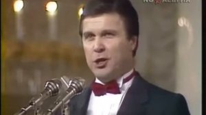 И Ленин такой молодой и юный октябрь в переди! (Песня)