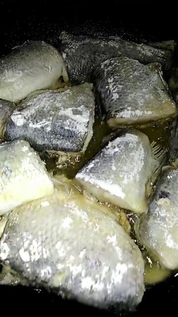 На ужин у меня жареная рыба🐟