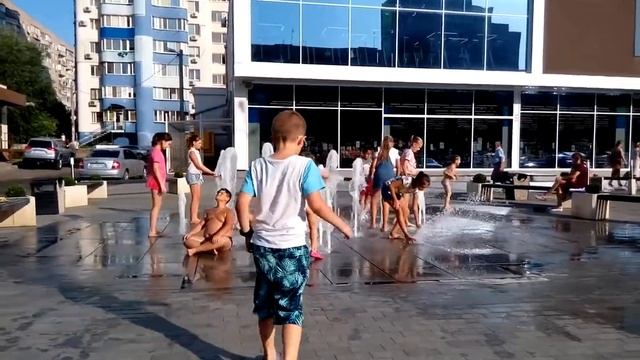 Фонтана у Эквадора. Август. смотреть онлайн