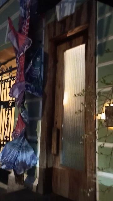 Украшенная входная зона ресторана на Радищева, Санкт-Петербург смотреть онлайн