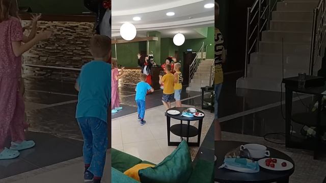 это я на море в отеле ОЛИВИЯ мы с другом танцуем на развлекательной програме смотреть онлайн