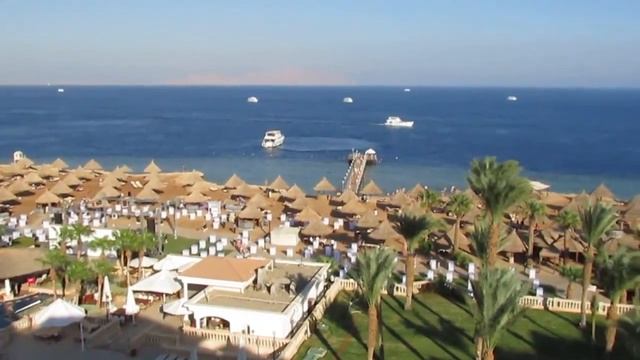 День второй  Вид на пляж с главного корпуса! Захватывает дух!