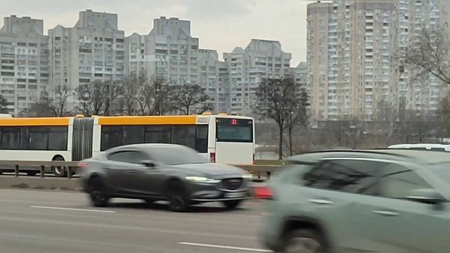 Відео про рух автобусів з ЄС 🇪🇺 з місті Києві у Лютому 2023 Році Київ, Україна 🇺🇦. смотреть онлайн