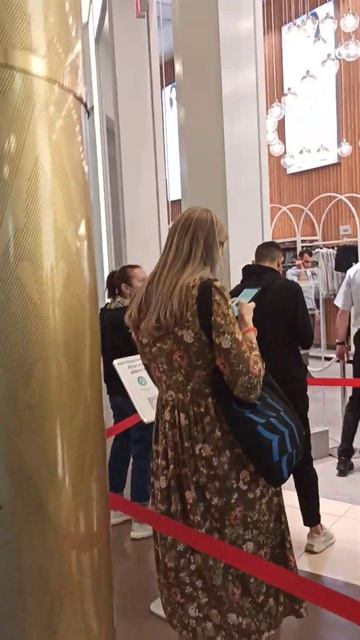 Очередь в H&M Санкт Петербург, 03.08.2022 смотреть онлайн