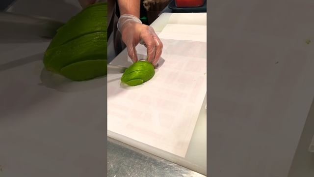 Шапка из авокадо 🥑 #повар #роллы #москва #ресторан #суши #работа #кухня #заказы #депомосква смотреть онлайн