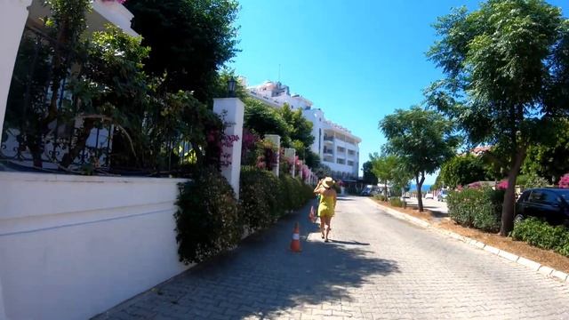 Alba Queen Hotel, Side