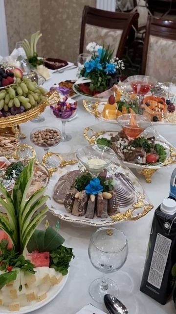 скромный столик для гостей смотреть онлайн