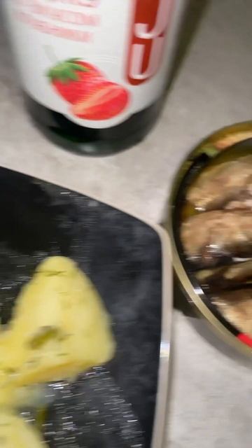 Картошка вареная и шпроты. #кушаемвместе #ужин #рецепты #мукбангнарусском #мукбангроссия