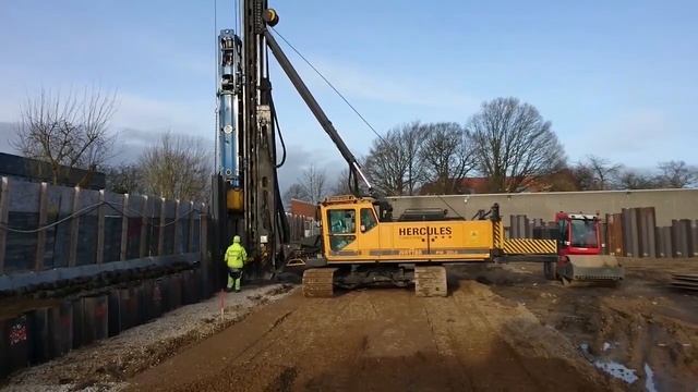 Забивка 12ти-метровых железобетонных свай сваебойным молотом Junttan PM20LC смотреть онлайн