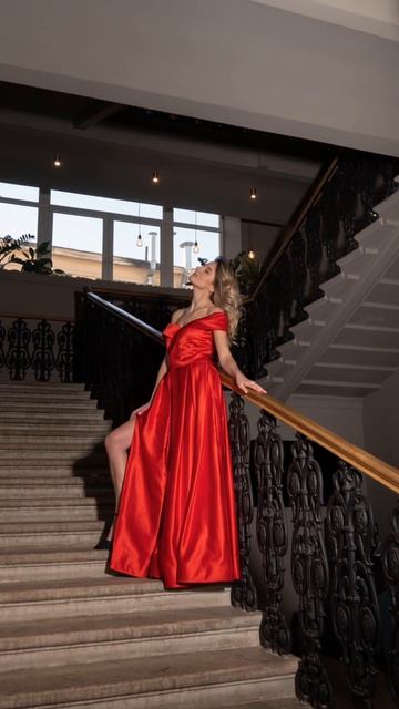 Та самая стильная лестница, которую ищут все и с которой так хотят сделать фотографию! 💙⠀ смотреть онлайн