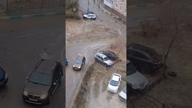 Машина съезжает. Такой гололед в Рязани. Сплошной каток #каток смотреть онлайн