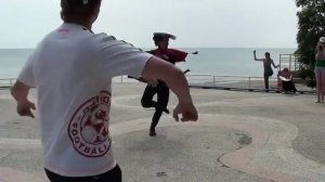 Кавказцы и Русские танцуют лезгинку!
