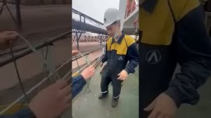 Дима завязывает узел