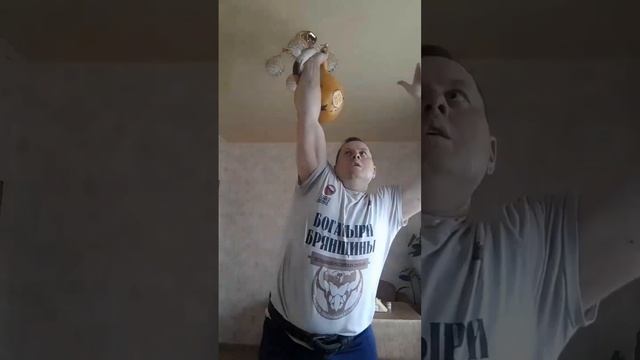 Николай Курганский, уральская гиря 60 кг.,65 швунгов правой и 25 левой