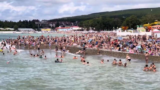 Дивноморское, городской пляж за мостом смотреть онлайн