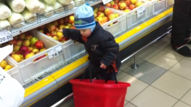 Как мой сыночек в 1год и 9месяцев ходил в магазин за покупками. смотреть онлайн