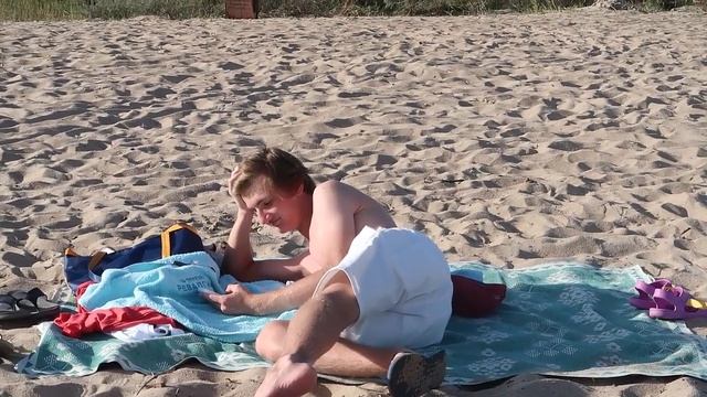 Отдыхается хорошо, но местности мало. Интервью в прямом эфире с пляжа Иссык-Куля в Чолпон-Ате смотреть онлайн