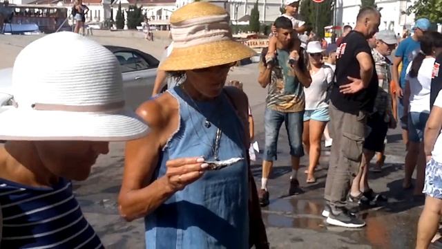 Очень вкусные и свежие устрицы в Балаклаве. Прямо на улице. Дёшево. смотреть онлайн