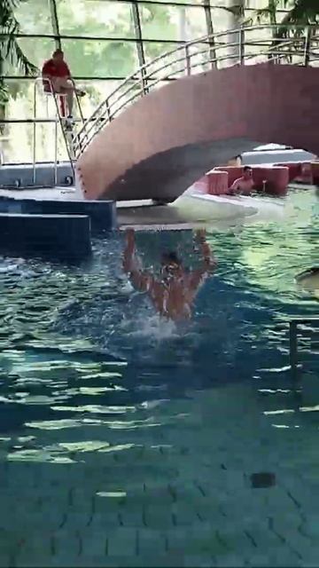 Максим плавает в аквапарке Słowianka в Гожуве-Велькопольском. смотреть онлайн