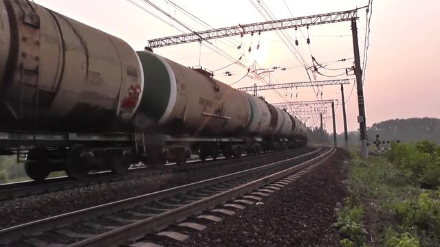 Электровоз 2ЭС10-061 с грузовым поездом смотреть онлайн